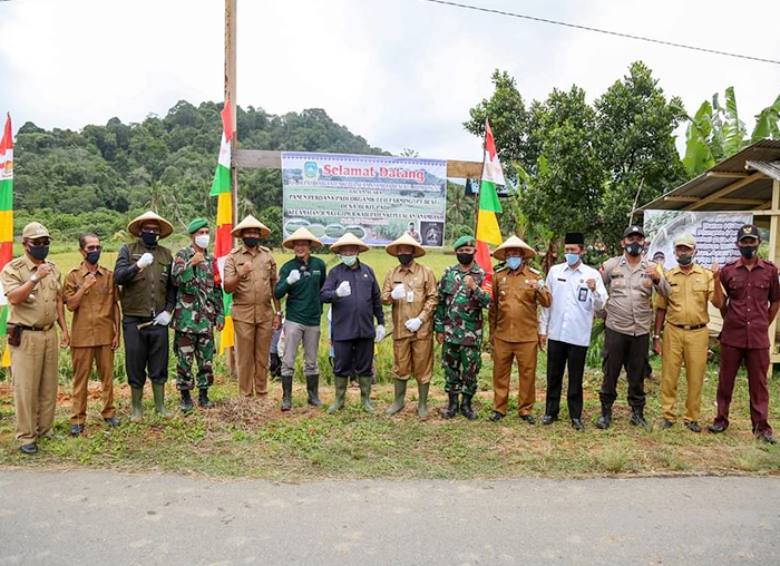 Pjs Bupati Anambas foto bersama dengan Aparatur Desa, Aparatur Kecamatan, TNI-Polri dan Perwakilan OPD